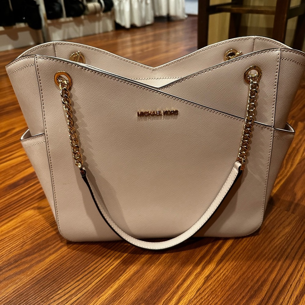 Brand new Michael kors bag - no wear damage perfect condition